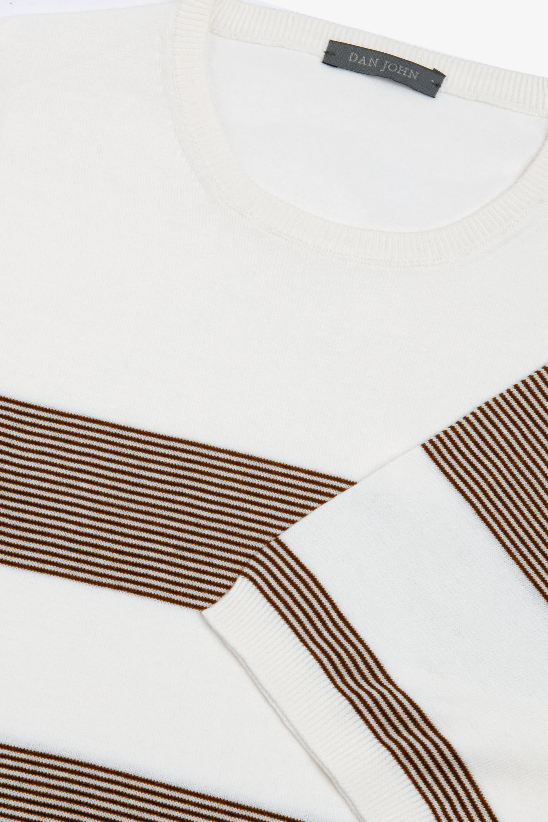 T-shirt in maglia righe piazzate terra